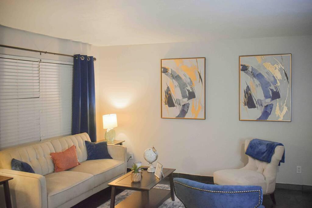 uma sala de estar com um sofá e duas cadeiras em LOVELY 1 BR 2Bed. MONTROSE/HOUSTON GETAWAY em Houston