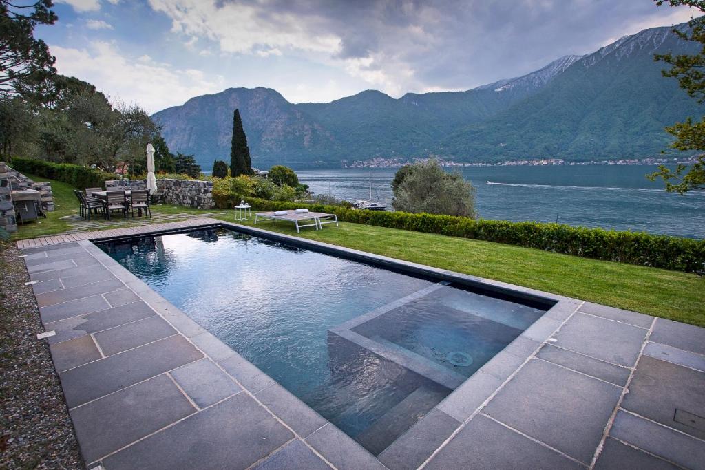 una piscina con vista sul lago di Villa Glamour - Homelike Villas a Ossuccio