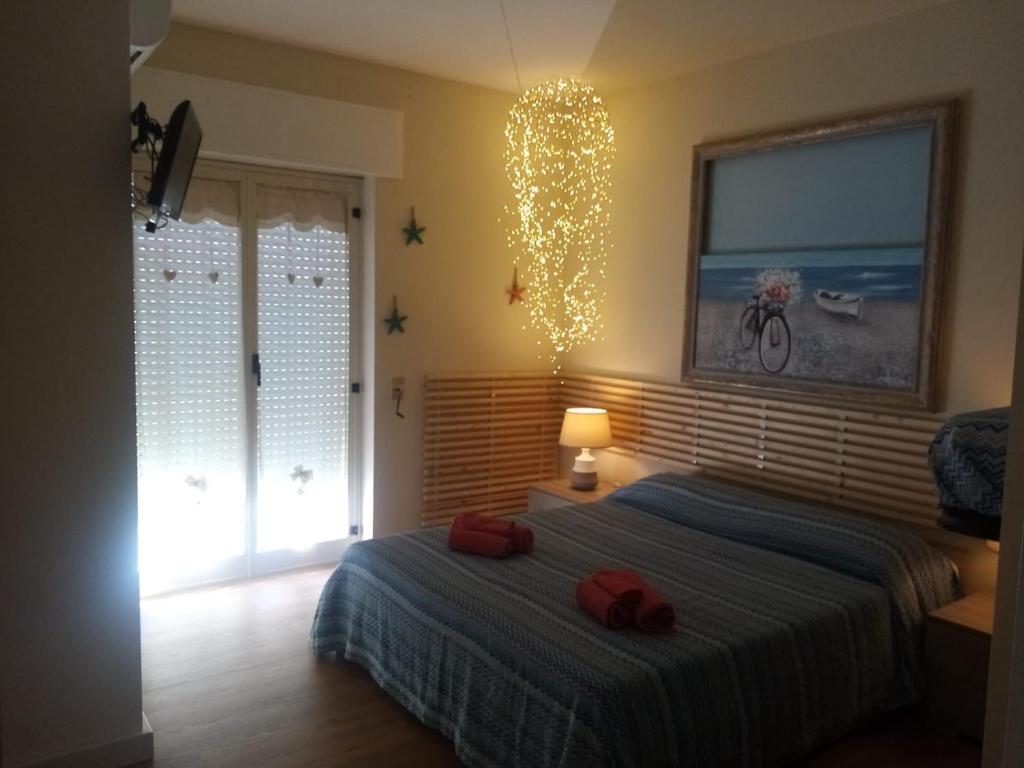 1 dormitorio con 1 cama con 2 almohadas rojas en casa vacanze La Formica en Capo dʼOrlando
