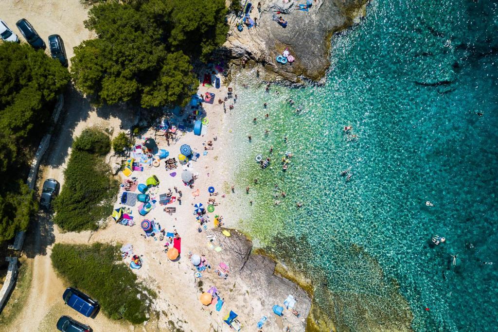 Zdjęcie z galerii obiektu Amazing apartment Green Paradise with pool and whirpool near the beach w mieście Vinkuran