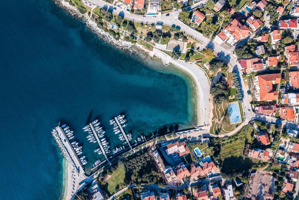 Zdjęcie z galerii obiektu Amazing apartment Green Paradise with pool and whirpool near the beach w mieście Vinkuran