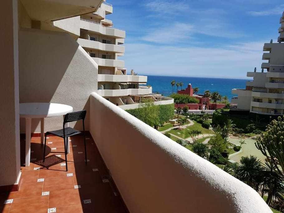balcón con mesa y vistas al océano en Benal Beach 327, en Benalmádena