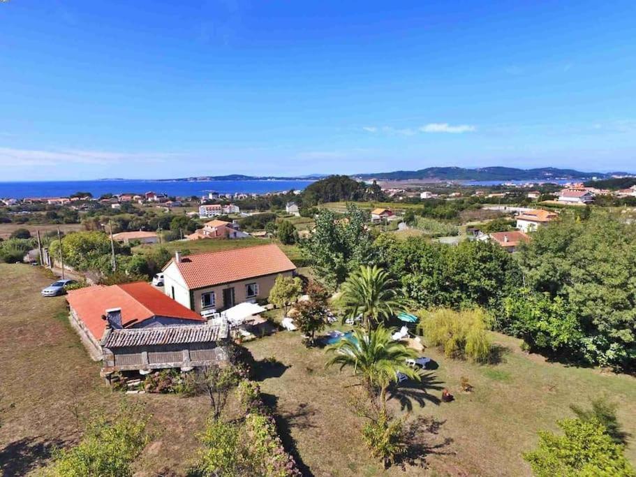 una vista aerea di una casa su una collina di PRIVATE COUNTRY HOUSE 2000 MTRS LANZADA BEACH a Pontevedra