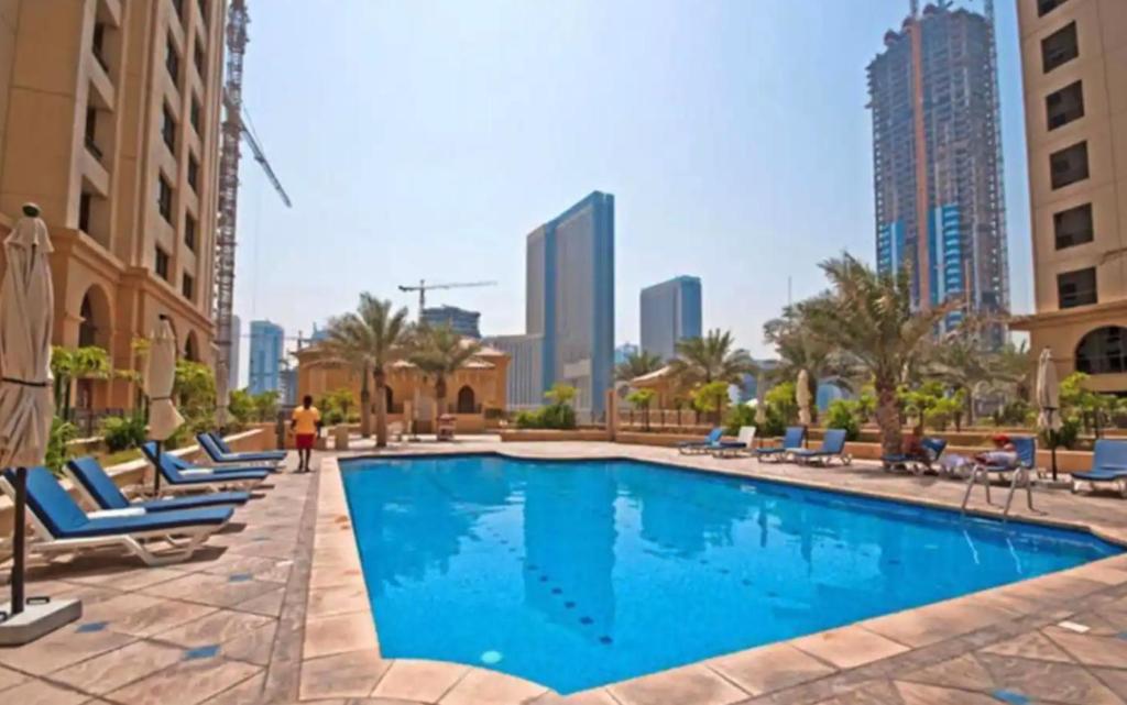 Bazén v ubytování Large JBR 2BR w/ balcony / Heart of Dubai Marina nebo v jeho okolí