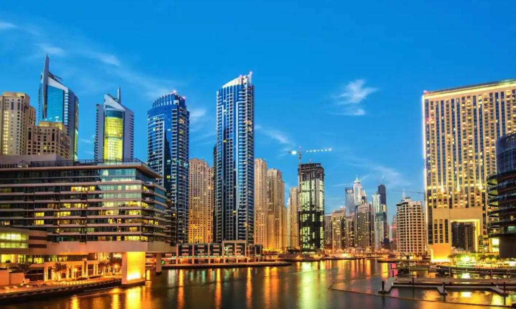 Nespecifikovaný výhled na destinaci Dubaj nebo výhled na město při pohledu z apartmánu