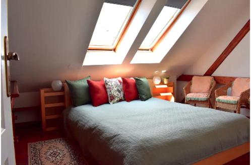 1 dormitorio con 1 cama en una habitación con tragaluces en Old Town Konviktská - Bohemian Residence en Praga