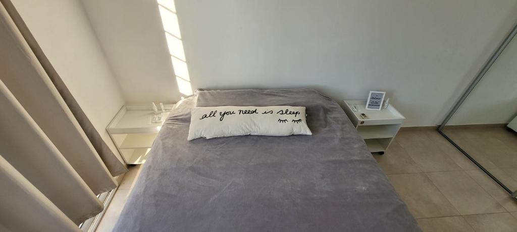 uma cama com uma almofada que diz se alguma vez precisares de dormir em House near ezeiza international airport em Ezeiza