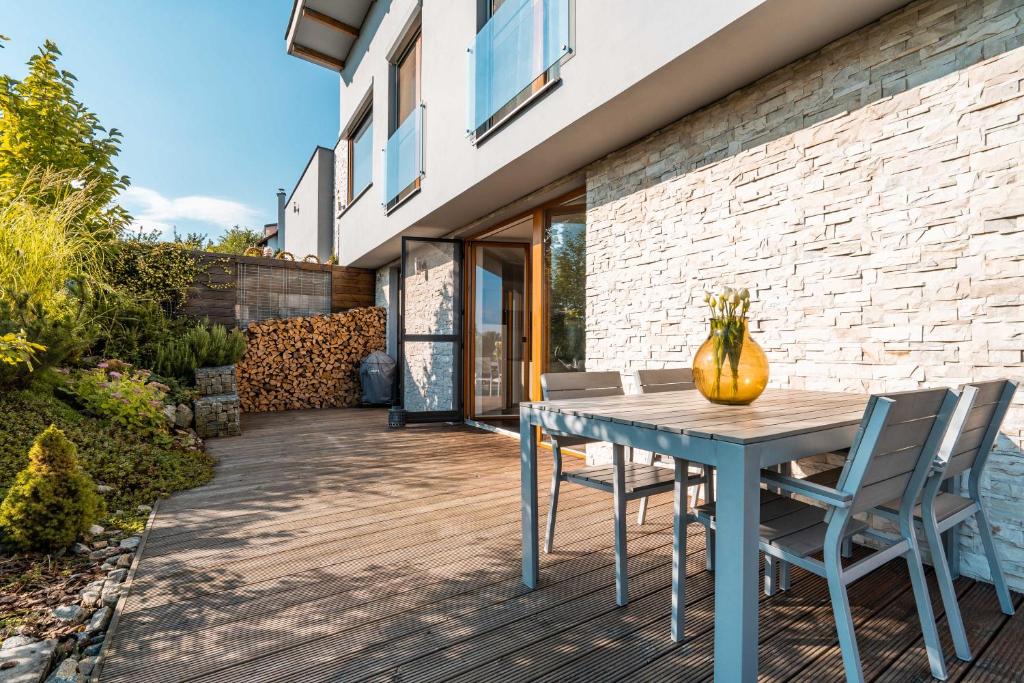 uma mesa e cadeiras num pátio com um edifício em Cozy terraced house with infra sauna and parking em Jesenice