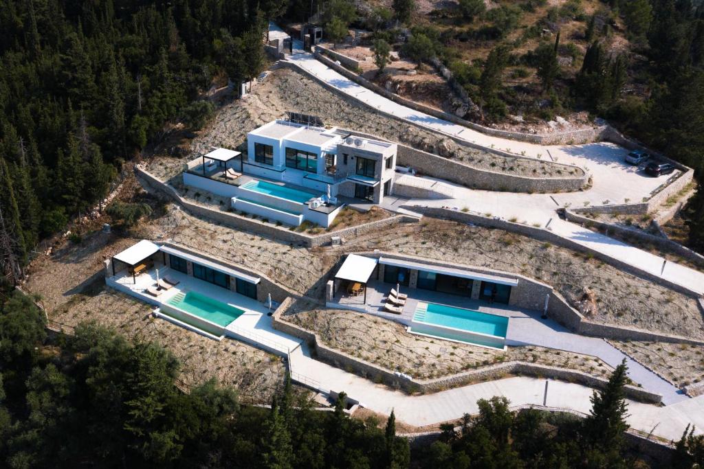 una vista aérea de una casa con piscina en Mandevilla Hillside Luxury Villas, en Agios Nikitas