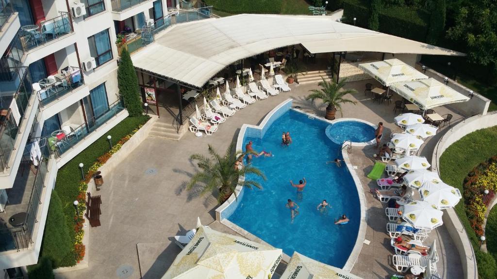 O vedere a piscinei de la sau din apropiere de Royal Cove ApartHotel - Self-catering