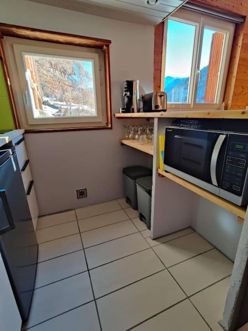 Kuchyňa alebo kuchynka v ubytovaní Chalet Ailleurs Appartement à Molines en Queyras