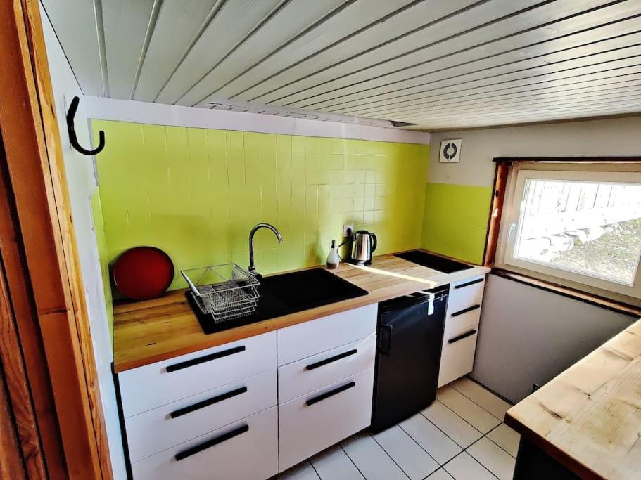 Kuchyňa alebo kuchynka v ubytovaní Chalet Ailleurs Appartement à Molines en Queyras