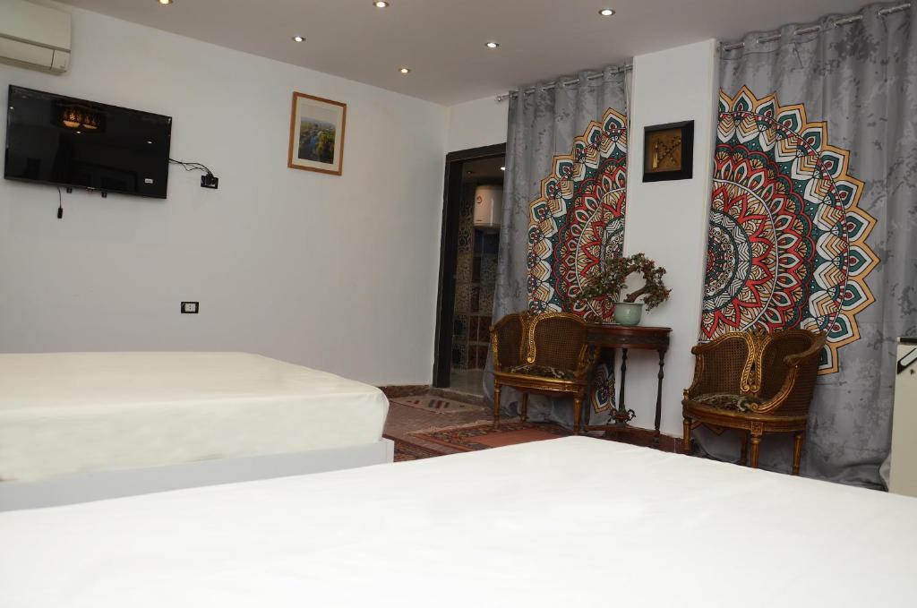 Postel nebo postele na pokoji v ubytování Osiris pyramids view inn
