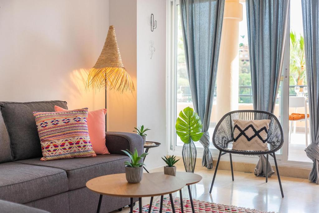 La Terraza Apartment Elviria Marbella في مربلة: غرفة معيشة مع أريكة وطاولة