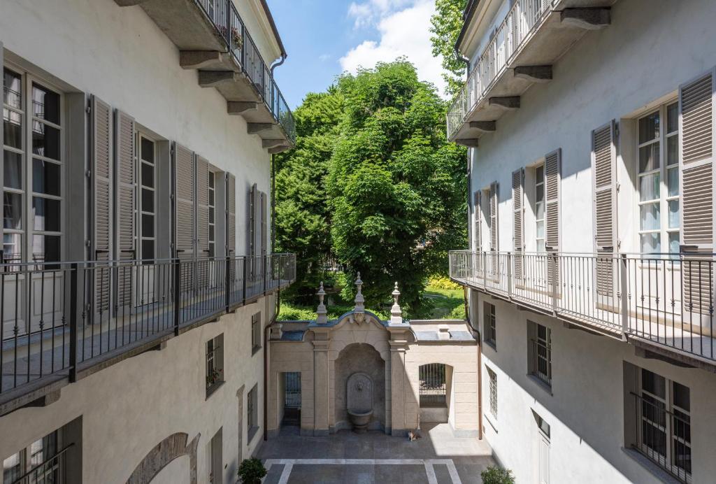 alejka pomiędzy dwoma budynkami z balkonami w obiekcie Palazzo Del Carretto-Art Apartments and Guesthouse w Turynie