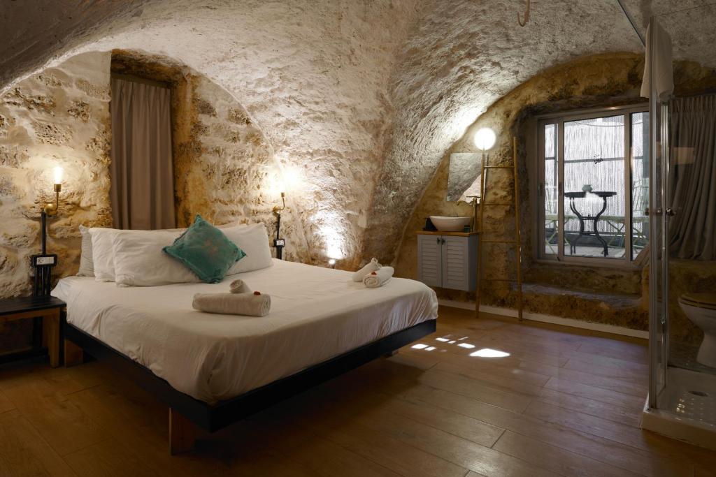 Postel nebo postele na pokoji v ubytování Tel-Aviv LALA Boutique Hotel