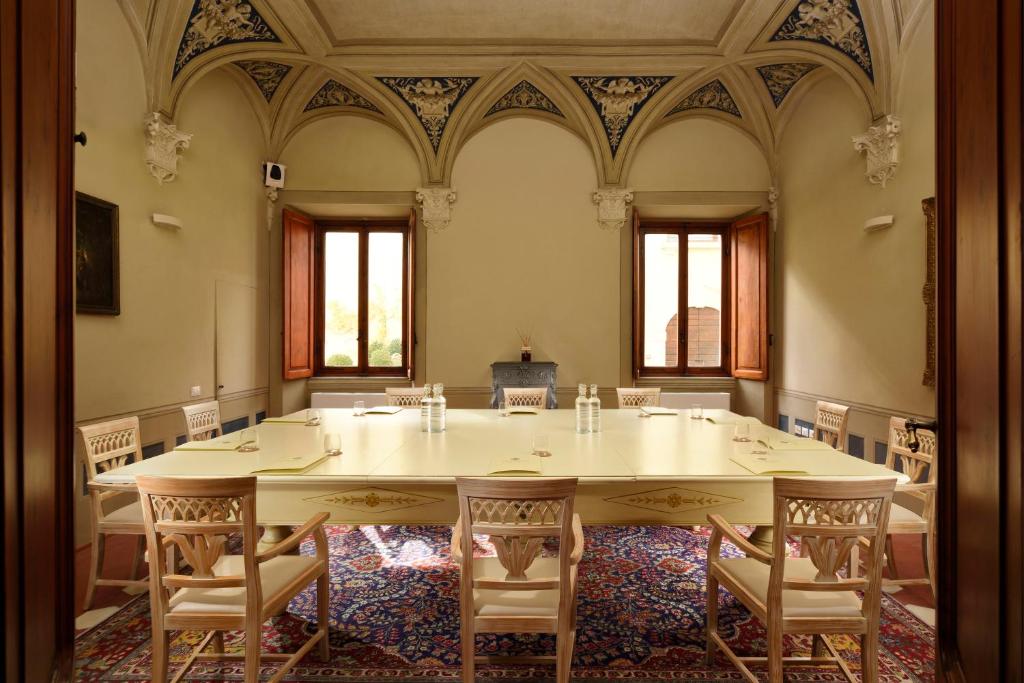コッレ・ディ・ヴァル・デルザにあるVilla Saboliniの大きなテーブルと椅子が備わる広い客室です。