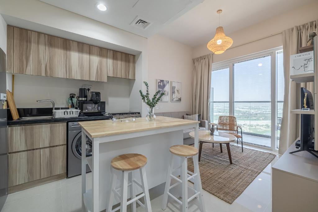 Kuchyň nebo kuchyňský kout v ubytování City View I 1 Bedroom Apartment I Golf Vita, Damac Hills