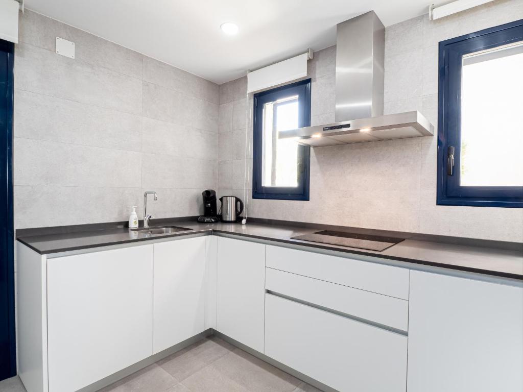 Kuchyň nebo kuchyňský kout v ubytování 2226-Luxury sea view apartment
