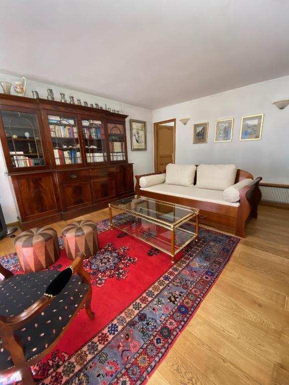 un salon avec un canapé et une table dans l'établissement L'Outa Panoramique, à Chamonix-Mont-Blanc