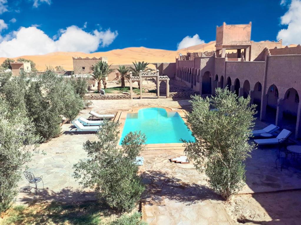 an overhead view of a swimming pool in the desert at Kasbah Erg Chebbi in Merzouga