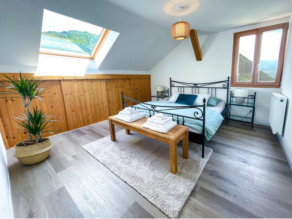 Un dormitorio con una cama y una mesa. en Sweet & Cosy Chalet in the heart of the Swiss Alps en Troistorrents