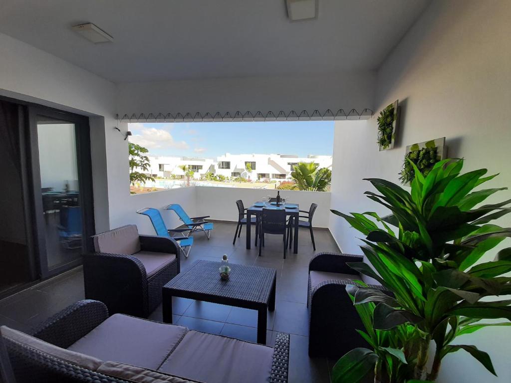 patio con mesa y sillas en el balcón en Marta & Lorenzo Apartment. Fuerteventura, en La Oliva