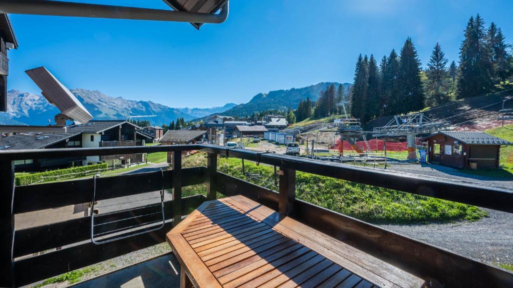 a wooden bench sitting on top of a balcony at Grand Morillon- C215 Appt vue piste-4 pers in Morillon