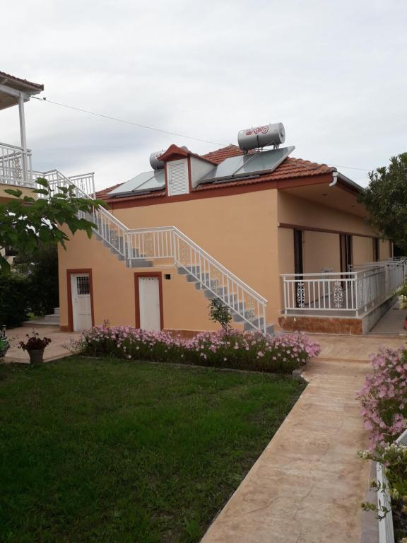 a house with a balcony and a yard at Kampas studios in Agios Georgios