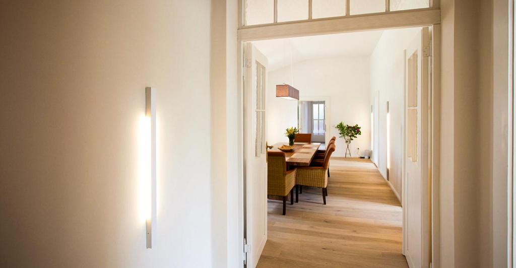a hallway with a table and a dining room at Parkresidenz Lychen Ferienwohnung 2 in Lychen