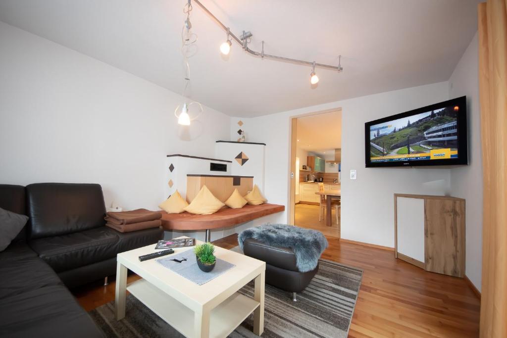 TV a/nebo společenská místnost v ubytování FERIENWOHNUNGEN TANJA Familyplus Partner Skischaukel Kappl See