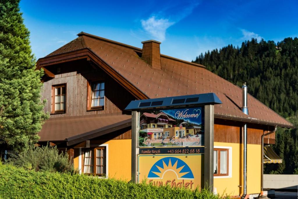 uma casa com um sinal em frente em Sun Chalet em Schladming