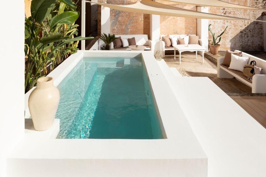 una piscina nel mezzo di una casa di Don Alfonso Dimora D'epoca a Racale