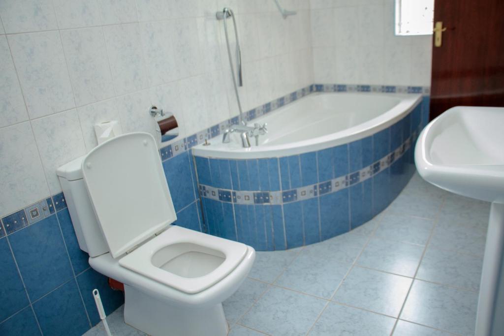 Vannituba majutusasutuses Zoe Homes 3br Mansionette Own Compound Kericho town near Green Square mall