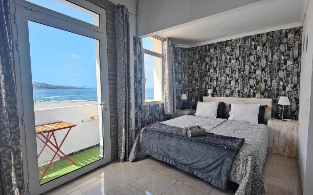 ラスパルマス・デ・グランカナリアにあるApartment 2-10 Canteras Beachのベッドルーム1室(ベッド1台付)が備わります。