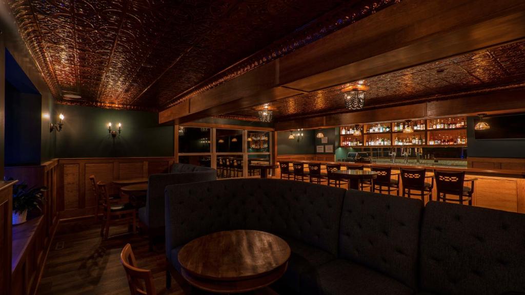El lounge o bar de The Inn of Lake George