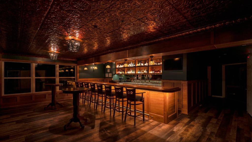 El lounge o bar de The Inn of Lake George