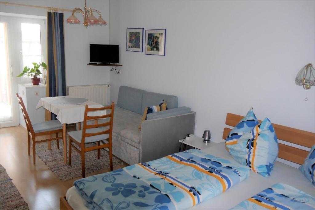 Postel nebo postele na pokoji v ubytování Gertis Blumenhof Privatzimmer, Ferienwohnung