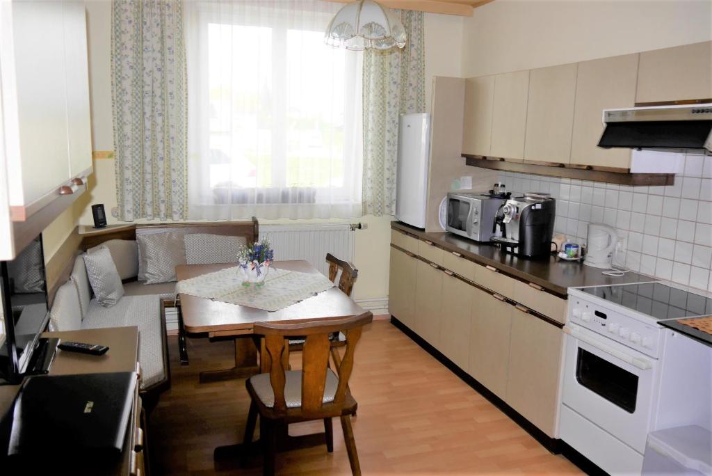 Kuchyň nebo kuchyňský kout v ubytování Gertis Blumenhof Privatzimmer, Ferienwohnung