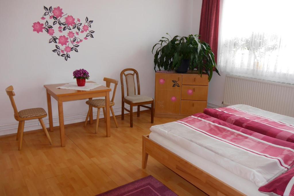 Postel nebo postele na pokoji v ubytování Gertis Blumenhof Privatzimmer, Ferienwohnung