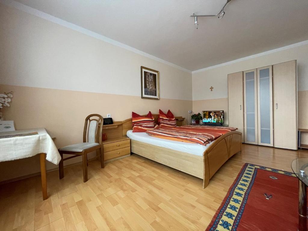 Postel nebo postele na pokoji v ubytování Gertis Blumenhof Privatzimmer, Ferienwohnung