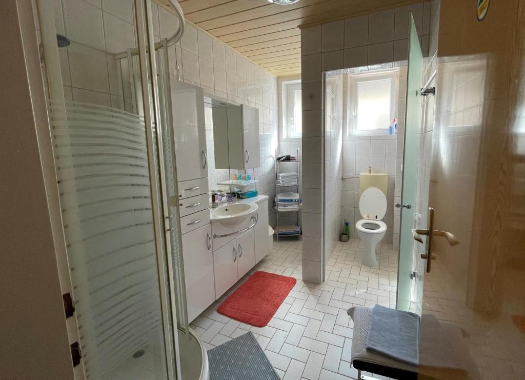 Koupelna v ubytování Gertis Blumenhof Privatzimmer, Ferienwohnung