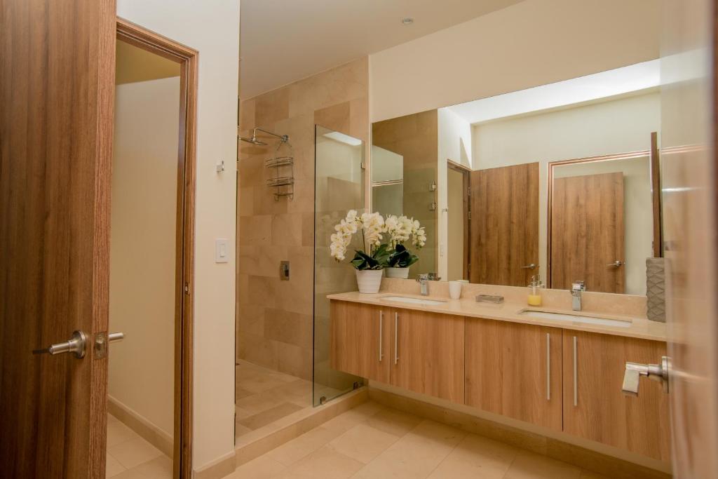 Koupelna v ubytování Aromo Townhouse with private pool Reserva Conchal