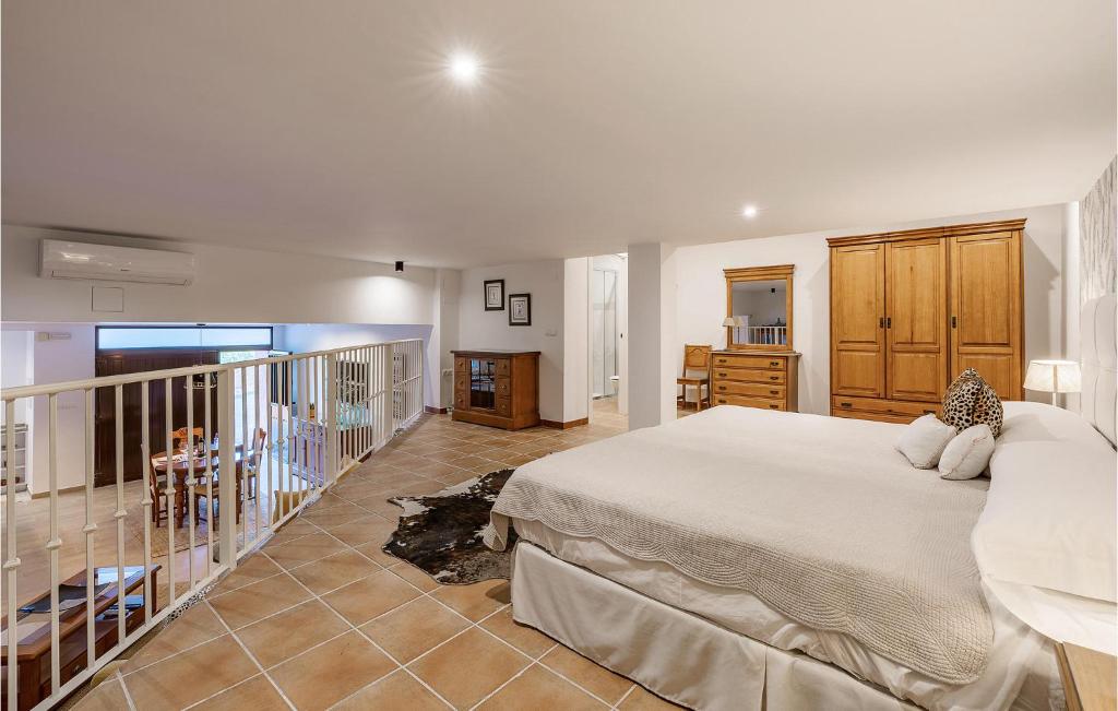 Posteľ alebo postele v izbe v ubytovaní Awesome Apartment In Alcaucín With Wifi