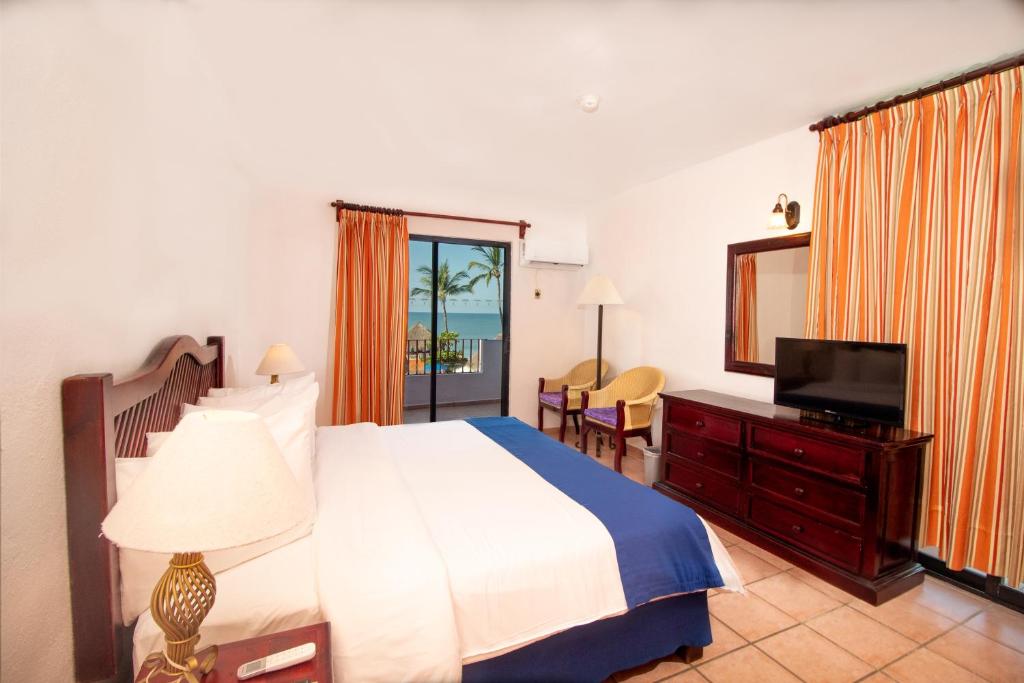 Postel nebo postele na pokoji v ubytování Grand Decameron Complex Bucerias, A Trademark All-Inclusive Resort