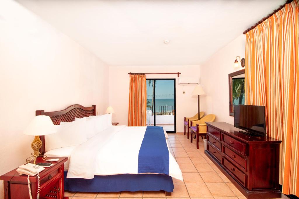 Postel nebo postele na pokoji v ubytování Grand Decameron Complex Bucerias, A Trademark All-Inclusive Resort