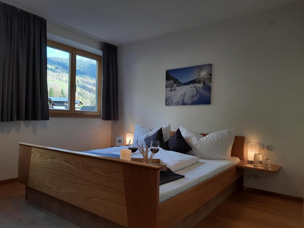 Un dormitorio con una cama grande y una ventana en Ferienwohnung Schrofamühli, en Silbertal