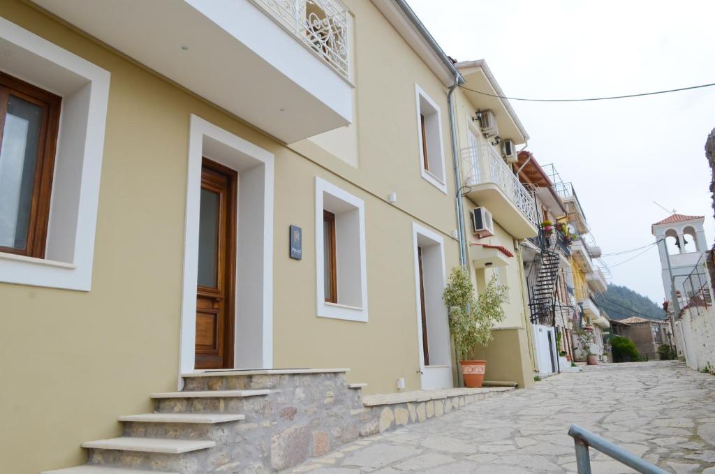 un edificio con scale sul lato di una strada di Roloi suites a Nafpaktos