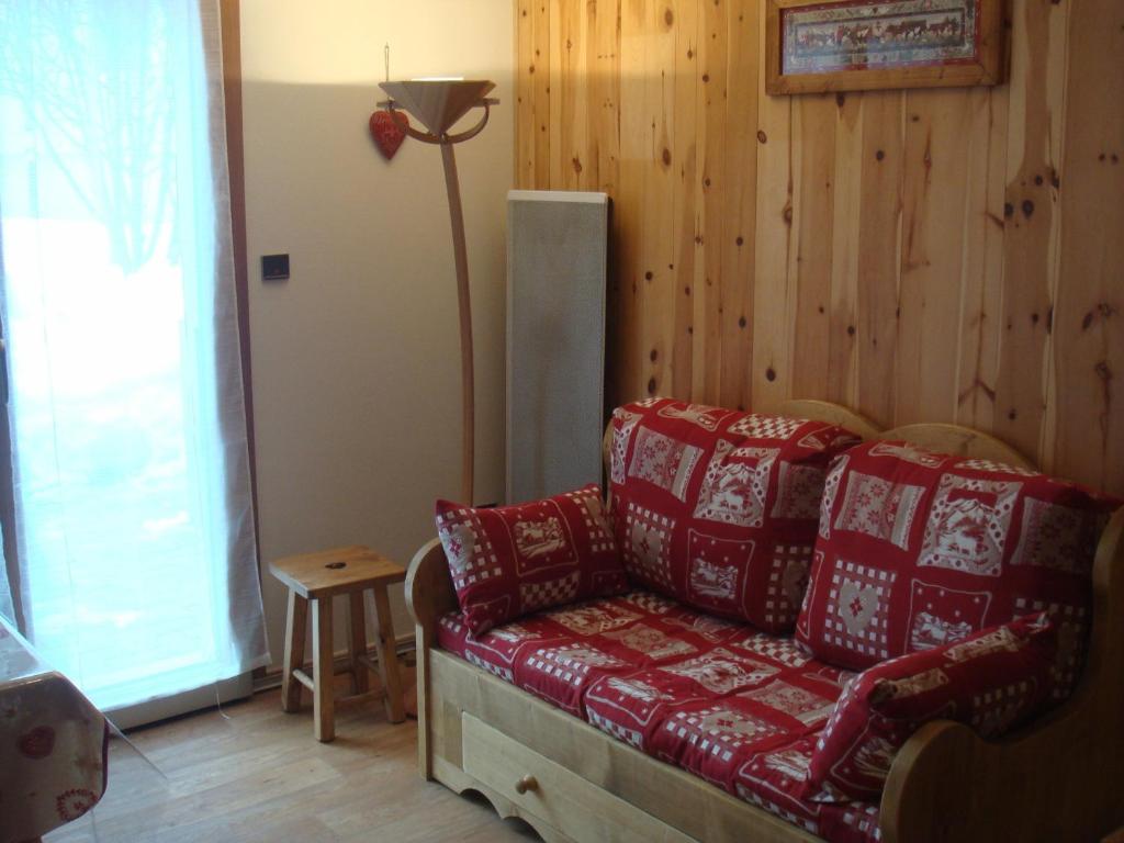 ヴァロワールにあるAppartement Valloire, 3 pièces, 4 personnes - FR-1-263-227のリビングルーム(ソファ、ランプ付)