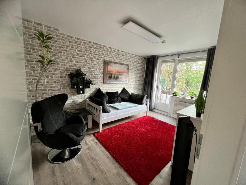 sala de estar con sofá y alfombra roja en Zwei Zimmer Appartement en Bremen